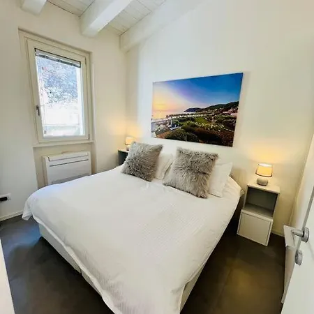 Luxury Seafront Penthouse * ポルト・アッズッロ