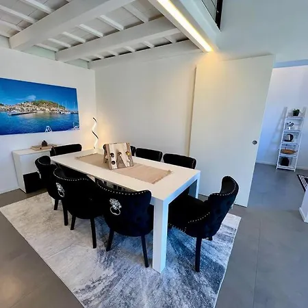 Luxury Seafront Penthouse * ポルト・アッズッロ