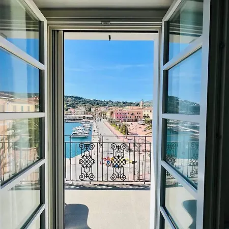 Luxury Seafront Penthouse アパート *